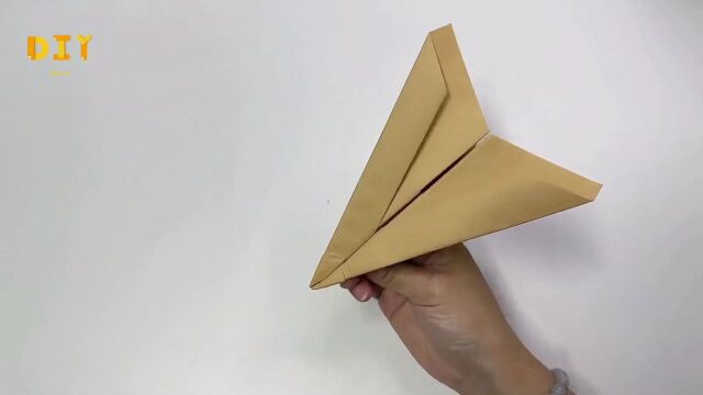 纸飞机为什么要哈一口气、纸飞机为什么要哈口气才能飞得远